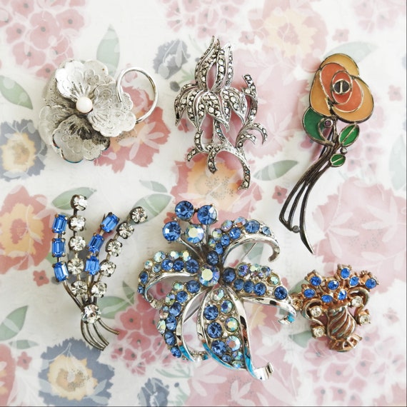 Vintage brooches lot