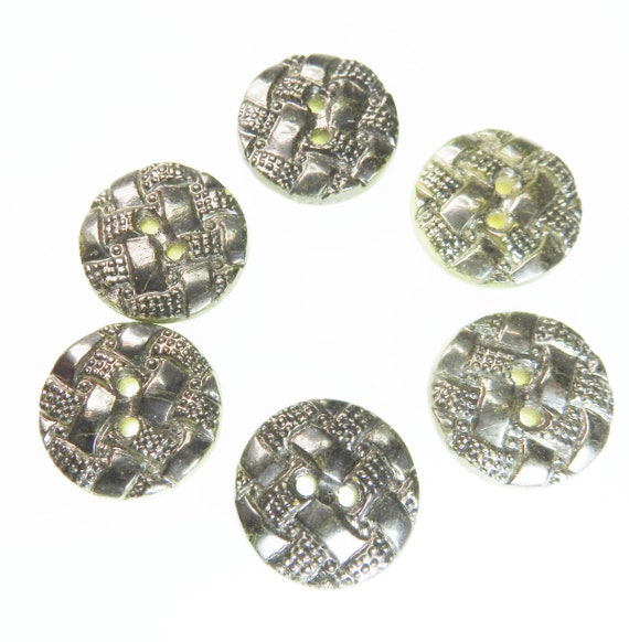 Set of 6 vintage buttons