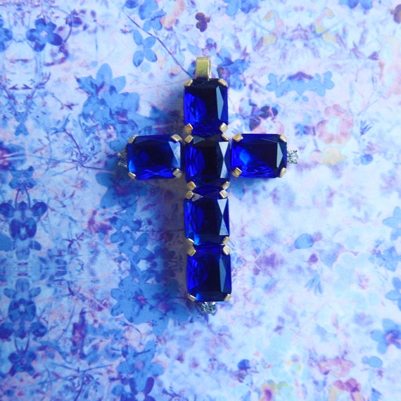 Cross pendant
