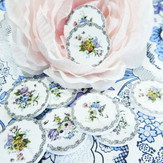 Wooden buttons with flowers