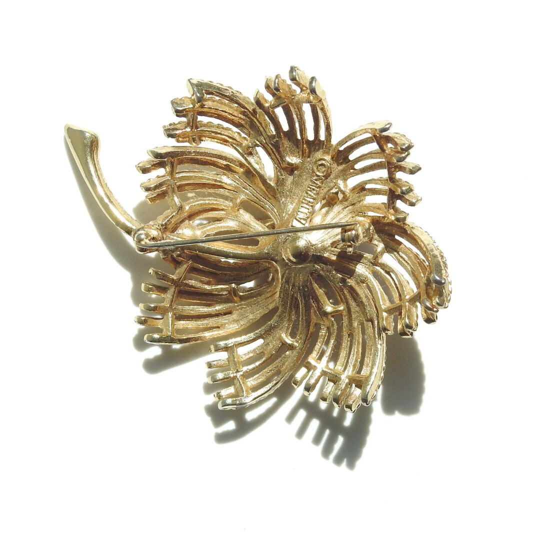 Vintage Sarah Coventry Flower Brooch From the 1960s in Gold