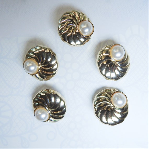 Lot of 5 gold metal pearl buttons