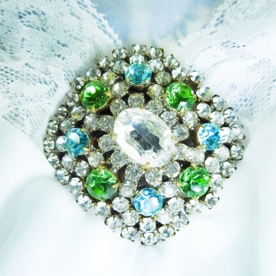 Elegant statement brooch with iridescent crystal