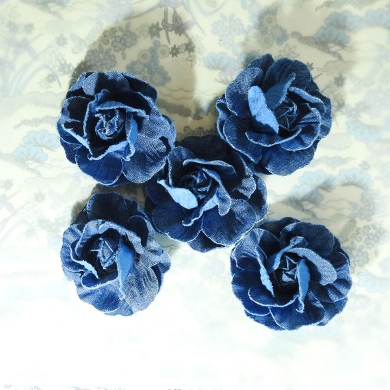 Blue flower buttons