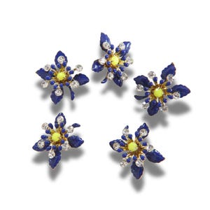 Bottoni a forma di fiore blu navy con strass gialli. Set da 5, 20 mm, finitura lucida, prodotti in Canada, con gambo. Per cucire e decorare.