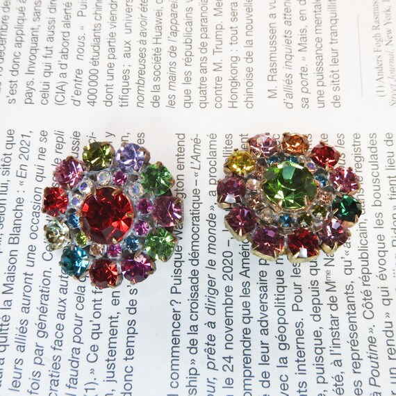 Round buttons for jewelry