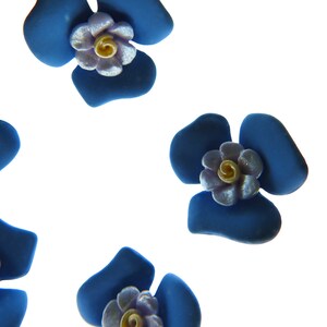 Decoratieve blauwe bloemenknopen, voor naaien, knutselen en sieraden maken. Kavel van 3, 1 inch, 25 mm. Voor het opnaaien van mooie hoeden, overhemden, armbanden afbeelding 8