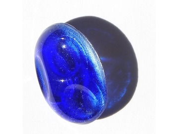 Un bouton en verre ovale bleu. Fait à la main avec un vieux cabochon de Murano. Des idées de cadeaux uniques pour les artisans, les artisans artisanaux et les couturiers. Embellissement de tissu
