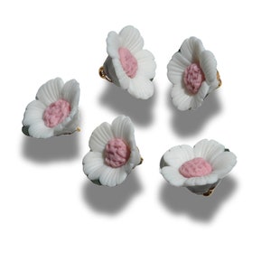 Rosa weiße Keramikknöpfe, Gänseblümchenform und 3 dimensional. Zum Benähen, Stricken oder Aufnähen auf Kleidung und Schmuck. 5er Set, 17 mm