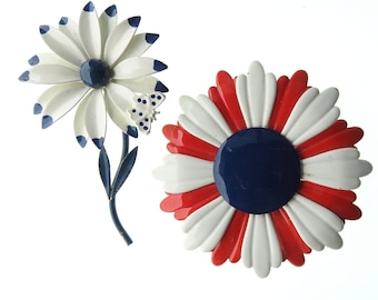 Vintage daisy brooch pins. 1960s brooches for Bastille or Independence Day. Lot of 2. To pin on clothes, lampshades, hat, belt. Wife gift.