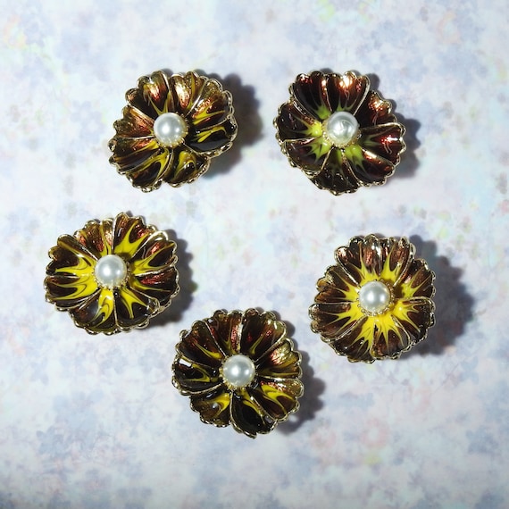 Pearl snap buttons flower, lot of 5. These fancy buttons are large and fun. Perfect for wedding bouquet, coat, jacket. One-of-a-kind gift