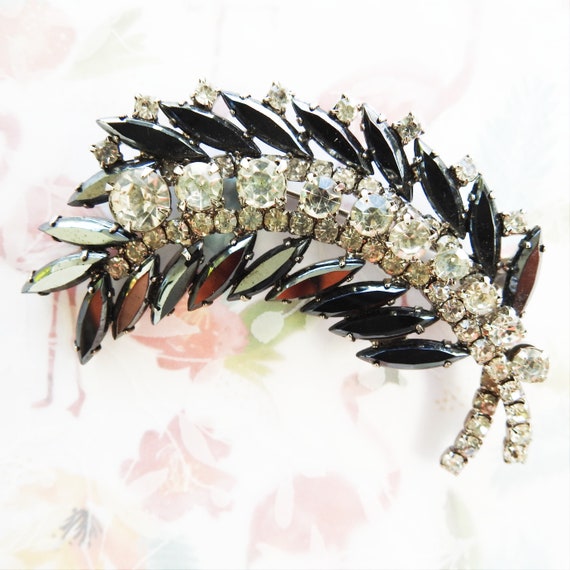 Elegant brooch jewelry