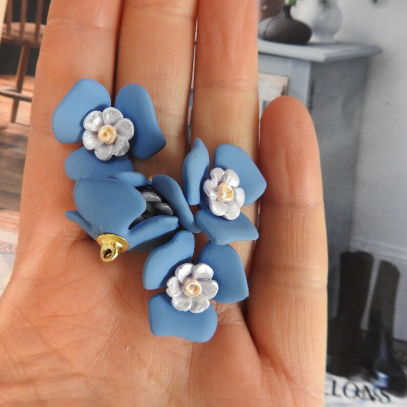 Decoratieve blauwe bloemenknopen, voor naaien, knutselen en sieraden maken. Kavel van 3, 1 inch, 25 mm. Voor het opnaaien van mooie hoeden, overhemden, armbanden afbeelding 10