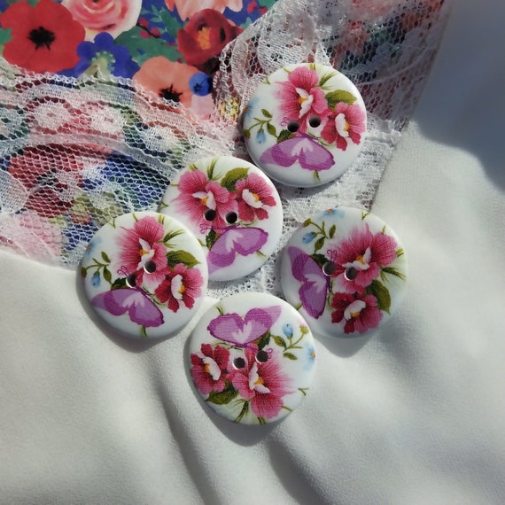 Wooden buttons with flowers