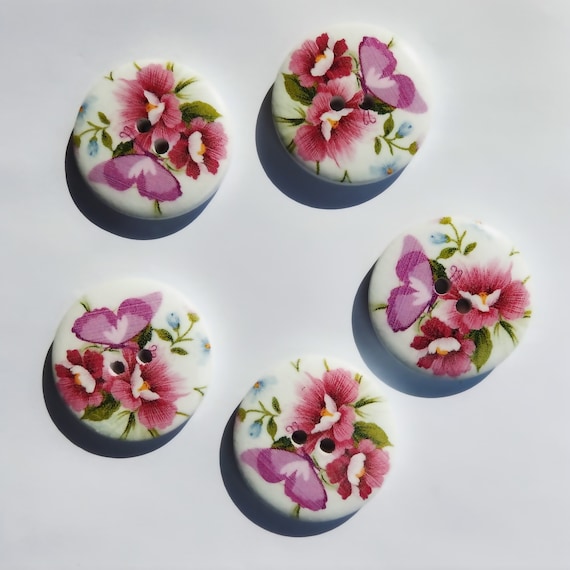 Wooden buttons with flowers