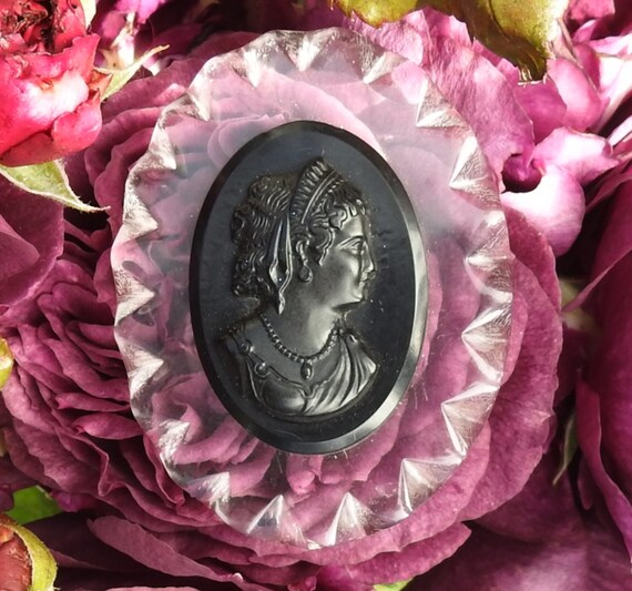 Cameo brooch pin