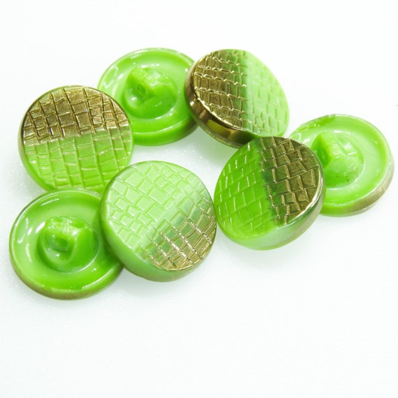 Rare vintage buttons, bicolored gold and green, with shank, with a nice retro scale-design. Lot of 7 buttons | 15 mm | 0.590''