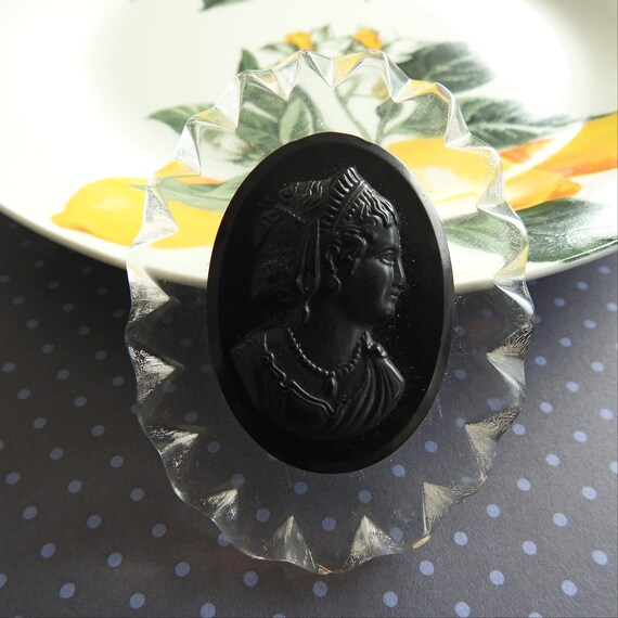 Cameo brooch pin