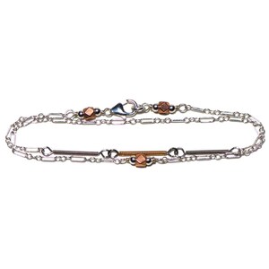 Könnte beinhalten: Ein silbernes Kettenarmband mit einer kupferfarbenen Stange und Perlen. Das Armband hat einen Karabinerverschluss.