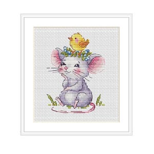 Könnte beinhalten: Eine graue Maus mit rosa Ohren sitzt auf einem grünen Grasfleck. Ein kleiner gelber Vogel mit orangefarbenem Schnabel sitzt auf dem Kopf der Maus und trägt eine Blumenkrone.