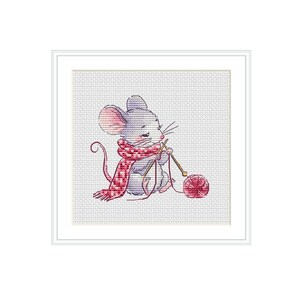 Peut inclure: Un motif de point de croix représentant une souris grise aux oreilles teintées de rose, portant une écharpe à carreaux rouges et blancs. La souris tient deux aiguilles à tricoter en bois et travaille avec une pelote de laine rouge.