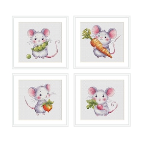 Könnte beinhalten: Vier Kreuzstichmuster mit einer niedlichen grauen Maus, die verschiedene Gemüse hält. Die Maus hält eine Erbsenkapsel, eine Karotte, eine Tomate und einen Rettich.