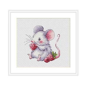 Puede incluir: Un patrón de punto de cruz de un lindo ratón gris sosteniendo una frambuesa roja. El ratón está sentado sobre un fondo blanco con una hoja verde y una frambuesa roja detrás.