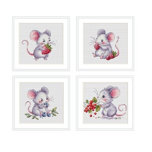 Może przedstawiać: Cztery wzory haftu krzyżykowego przedstawiające urocze szare myszy z różowymi uszami i ogonami. Każda mysz trzyma lub jest otoczona różnymi rodzajami jagód, w tym truskawkami, malinami i borówkami.