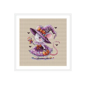 Può includere: Un disegno a punto croce di un topo vestito da strega per Halloween. Il topo indossa un cappello e un vestito da strega viola, tenendo in mano un lecca-lecca e una borsa di dolcetti a forma di zucca. I pipistrelli sono sparsi intorno al topo.