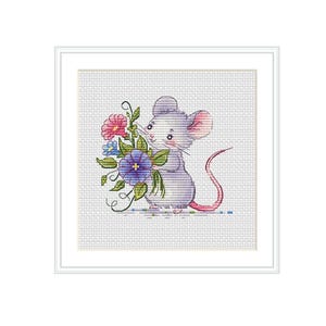 Peut inclure: Un motif de point de croix sur toile Aida blanche représentant une souris grise aux oreilles roses et à la longue queue. La souris tient un bouquet de fleurs composé d'une grande fleur violette, d'une fleur rose plus petite et d'une minuscule fleur bleue.