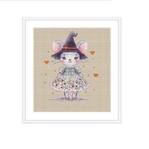 Può includere: Un punto croce incorniciato di un simpatico topo con cappello e vestito da strega. Il topo ha orecchie rosa, viso bianco e un cappello da strega nero con una fascia arancione. L'abito è bianco con disegni di Halloween neri e arancioni.