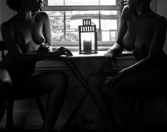 Dupla marcante: mulheres negras em monocromático - estampas quadradas montadas, imagens elegantes de mulheres negras, arte de parede - madura