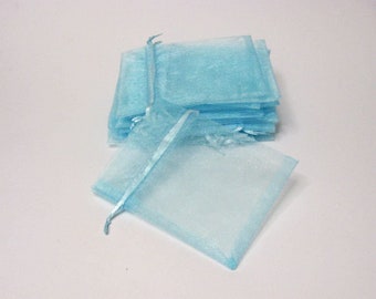 Confezione composta da 5 sacchetti portagioielli realizzati in organza di colore azzurro
