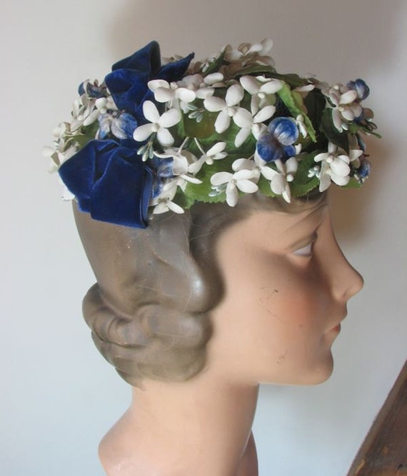 1950s White Narcissus Hat with Scattered Blue Viol