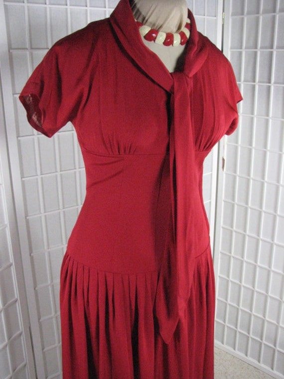 1940/50s Rayon Knit Red Dress with Lovely Seam De… - image 4