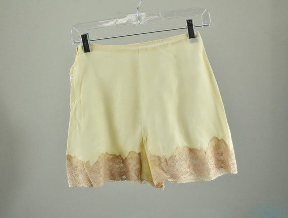 1920/30s Ivory Silk Crepe Tap Pants with Nude Cha… - image 7