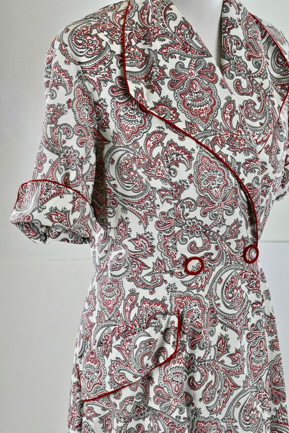 1940/50s Red PAISLEY Print Rayon  LOUNGING Gown..… - image 3