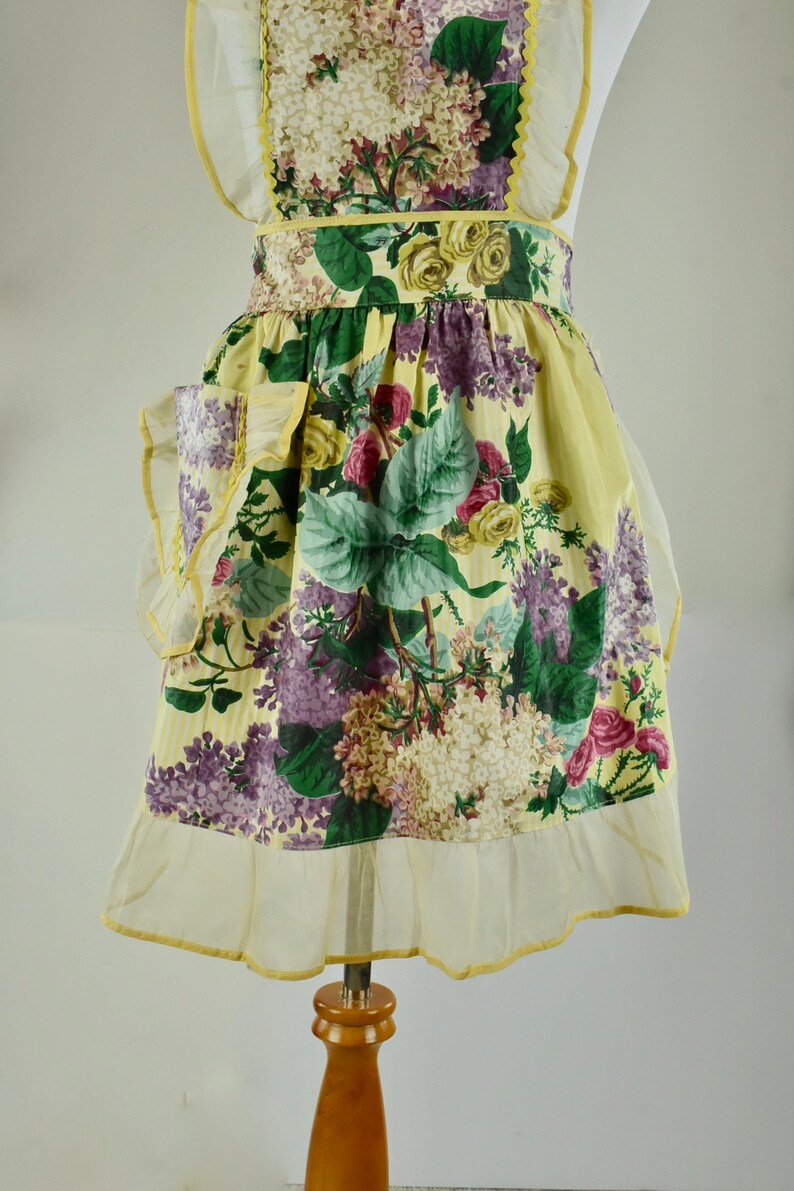 Vintage Floral Hostess Apron.......size Small to Medium