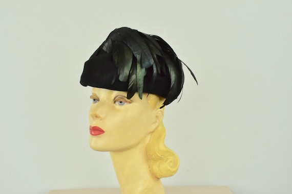 1930s SCULPTED  Black Felt Hat with Iridescent Fe… - image 1