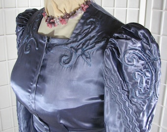 1940s Periwinkle Rayon Satin Robe with Exceptional Trapunto Design by Mitzi .......  size MEDIUM