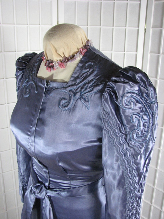 1940s Periwinkle Rayon Satin Robe With Exceptional Trapunto Design by Mitzi  ....... Size MEDIUM - Etsy