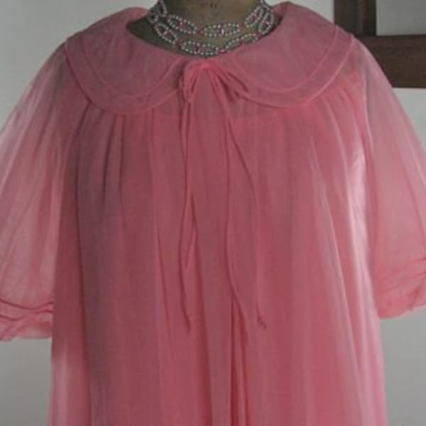 Jaren 60 watermeloen roze nylon peignoir set... Uitzonderlijke kleur...... Nieuwstaat...... maat medium