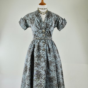 Vestido de festa POLLY BRIEF Faille dos anos 1950 em design abstrato azul e cinza-claro... tamanho médio