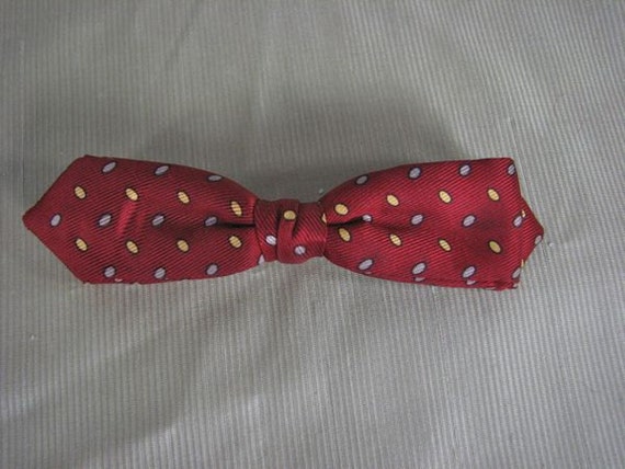 1950s  Clip On Red Print Bow Tie - image 1