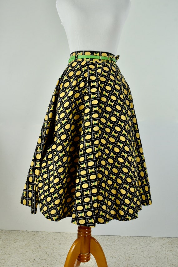 1950s Black and Yellow Novelty Print Skirt with D… - image 2