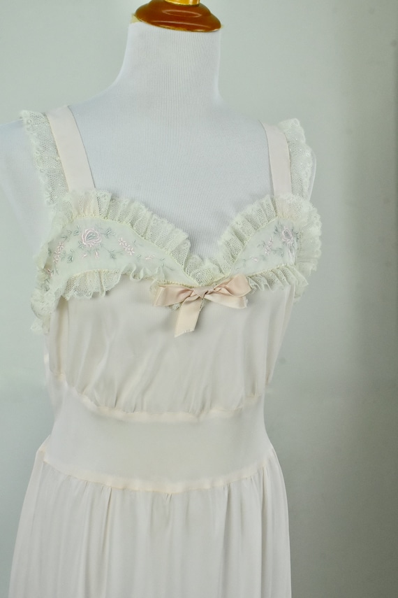 1950s Barbizon Ballerina Style Embroidered Lace N