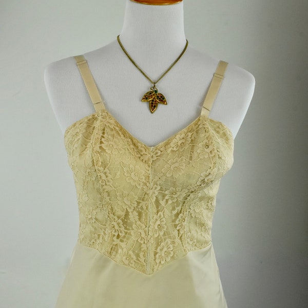 1950/60s Beige Taffeta &Chantilly  Lace Slip by SU-LETTE  .....  New with Tag in Mint Condition.........size 36 / Medium