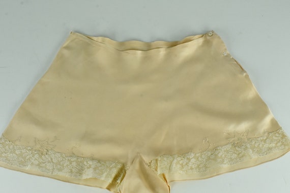 1920/30s Peach Silk Charmeuse Tap Pants with Lace… - image 2