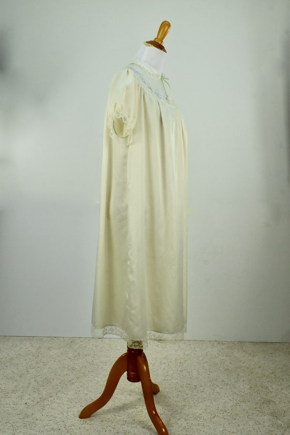 1950s Ivory  Silk Satin Robe with Lace & Blue App… - image 4