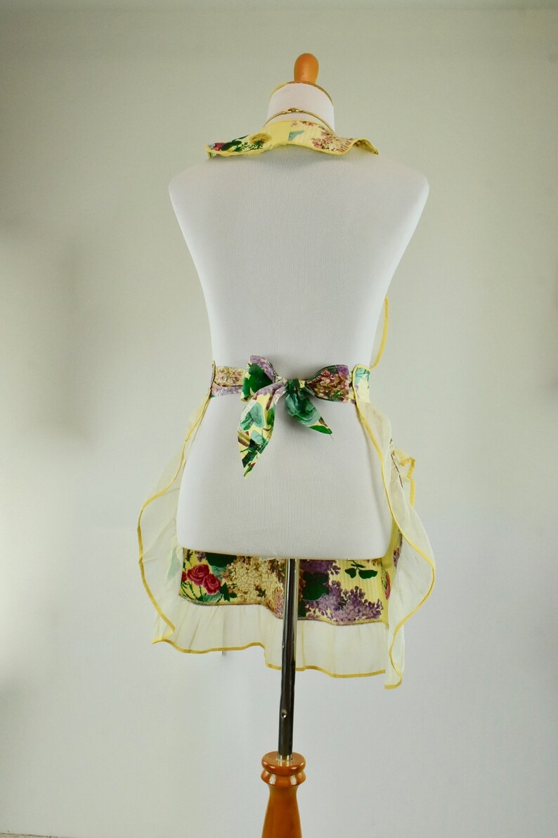 Vintage Floral Hostess Apron.......size Small to Medium